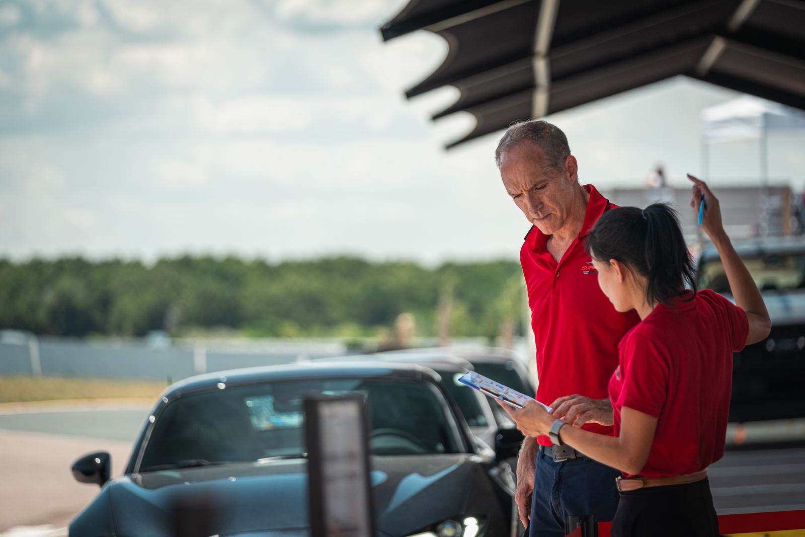Driver briefing before a track session
